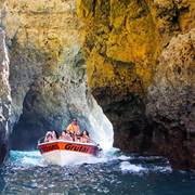 Bateau dans les Grottes